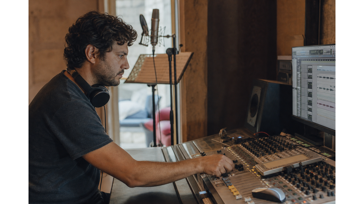 Composer Giannis Fakinos details the creation of the hit song Logariasmos