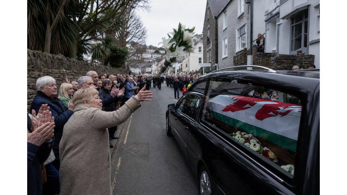 Fans pay tribute to Bonnie Tyler in Mumbles