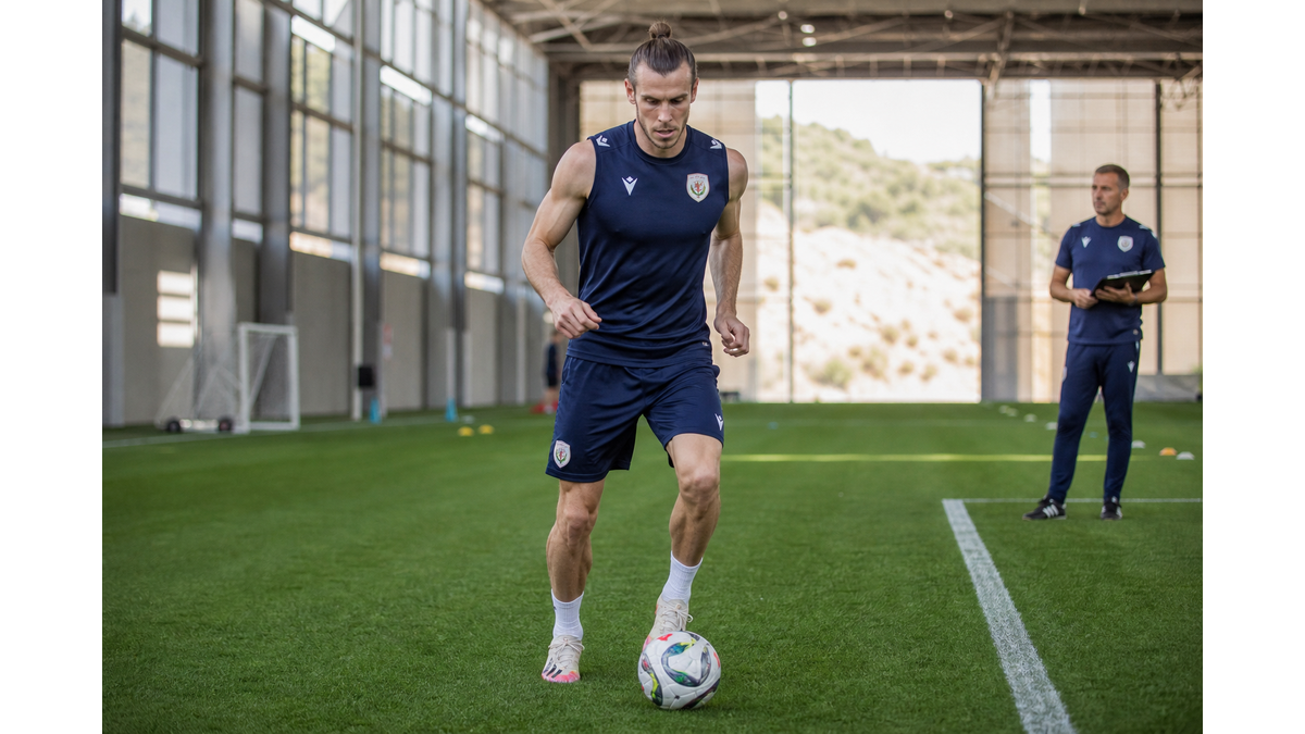 AEK Athens signs defender Babis Lykogiannis