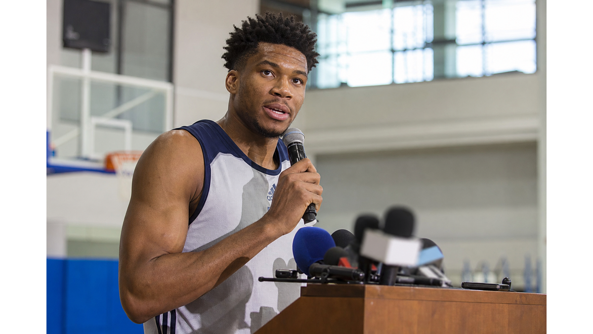 Giannis Antetokounmpo vacations in Mykonos with family