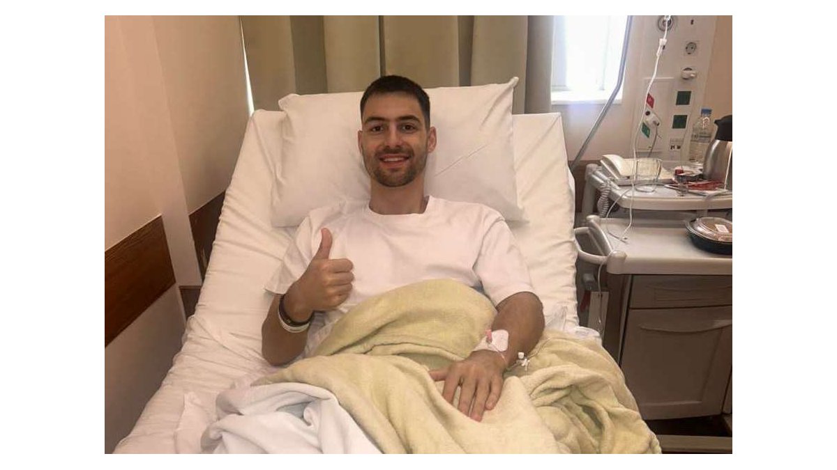 Former Omonia footballers visit ailing Markos Markou in Nicosia General Hospital