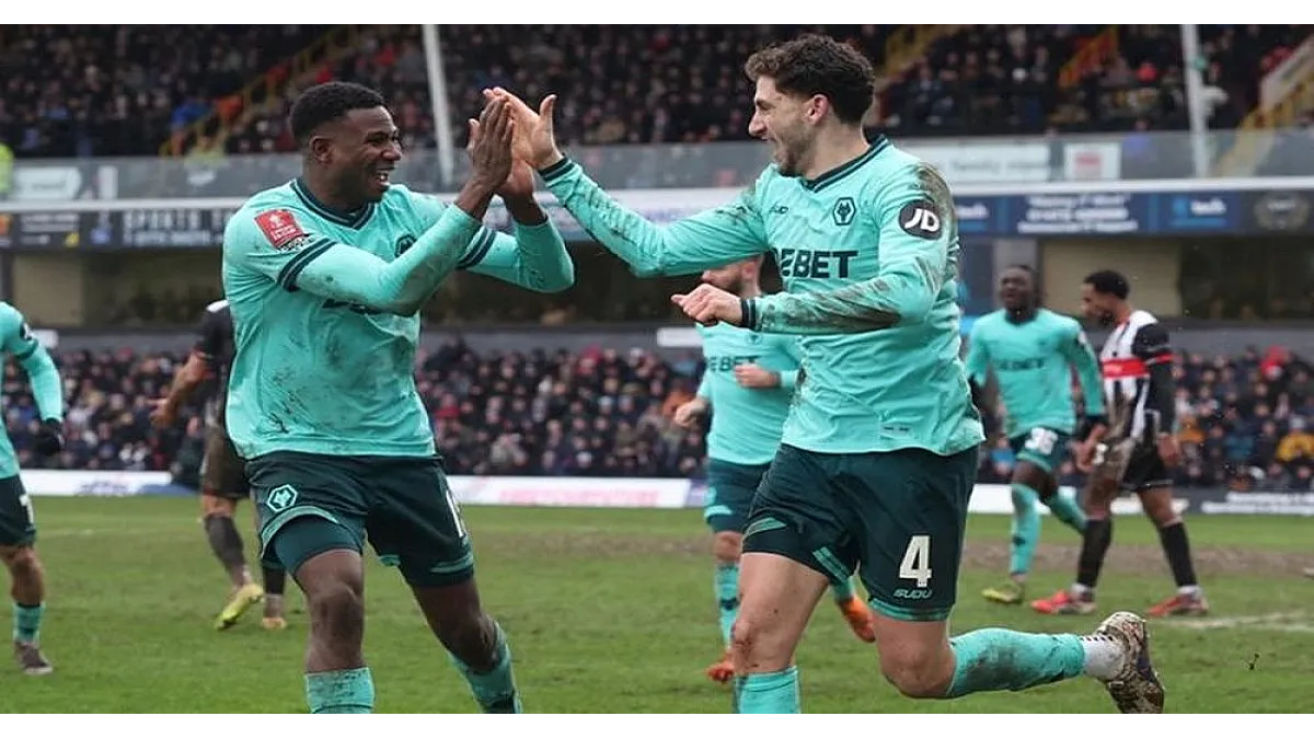 Newcastle and Tottenham advance in English League Cup second round
