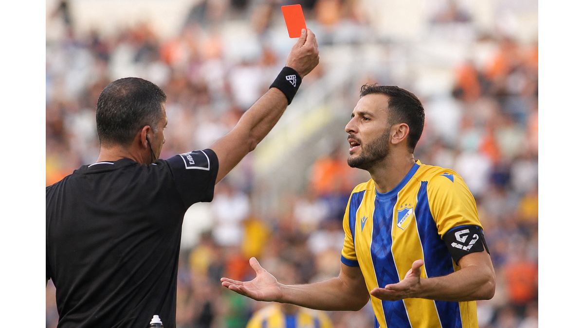 Aris Limassol reduced to ten men against Omonia in Cyprus League match