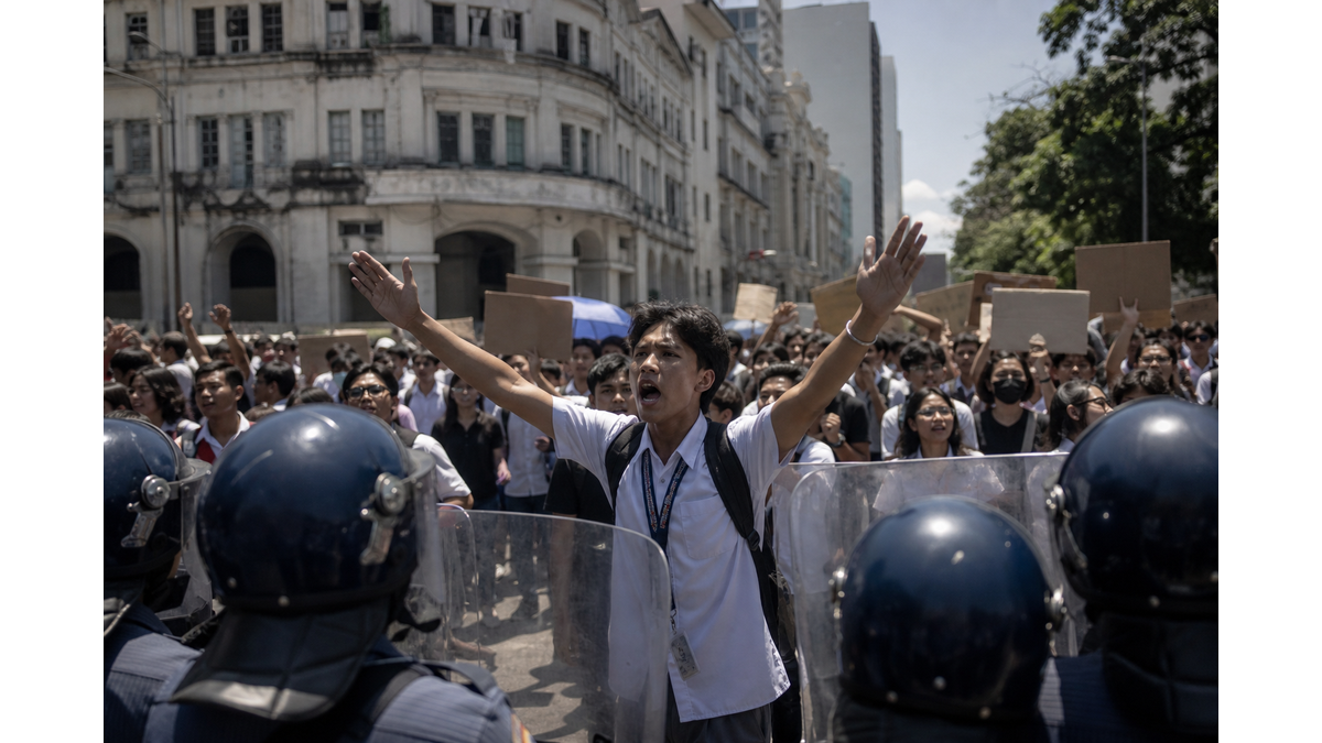 Portuguese truck drivers protest against rising fuel costs